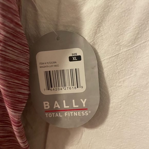 NWT Flowy Racer Back Workout Tank - Picture 4 of 6